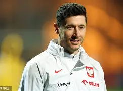 关于莱万多夫斯基在巴塞罗那比赛中悬念迭起风云突变塞维利亚国际比赛日更衣室发声，清晨马赛备战国王杯看傻球迷的信息